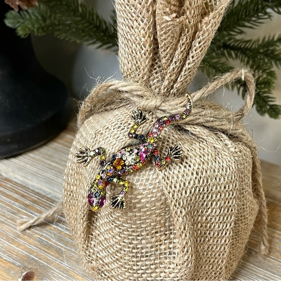 Vintage Style Multi-Colored Rhinestone Gecko Lizard Pin Brooch in Cool Colors - Picture 2 of 5